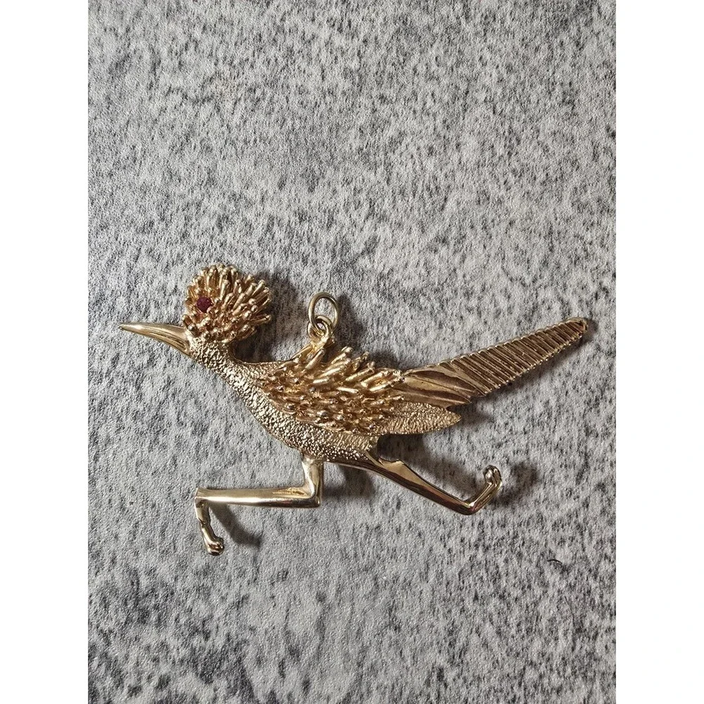 VINTAGE ROAD RUNNER GOLD TONE METAL BROOCH LAPEL PIN RED EYE 4